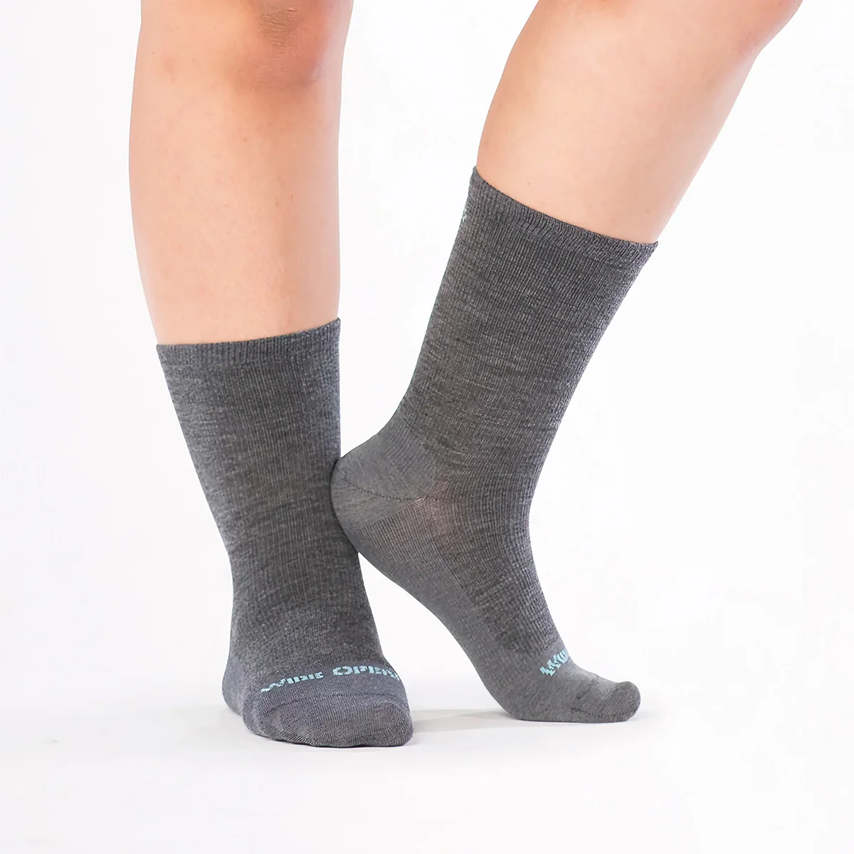 Women's Solid Basic Lightweight Crew Socks 9513