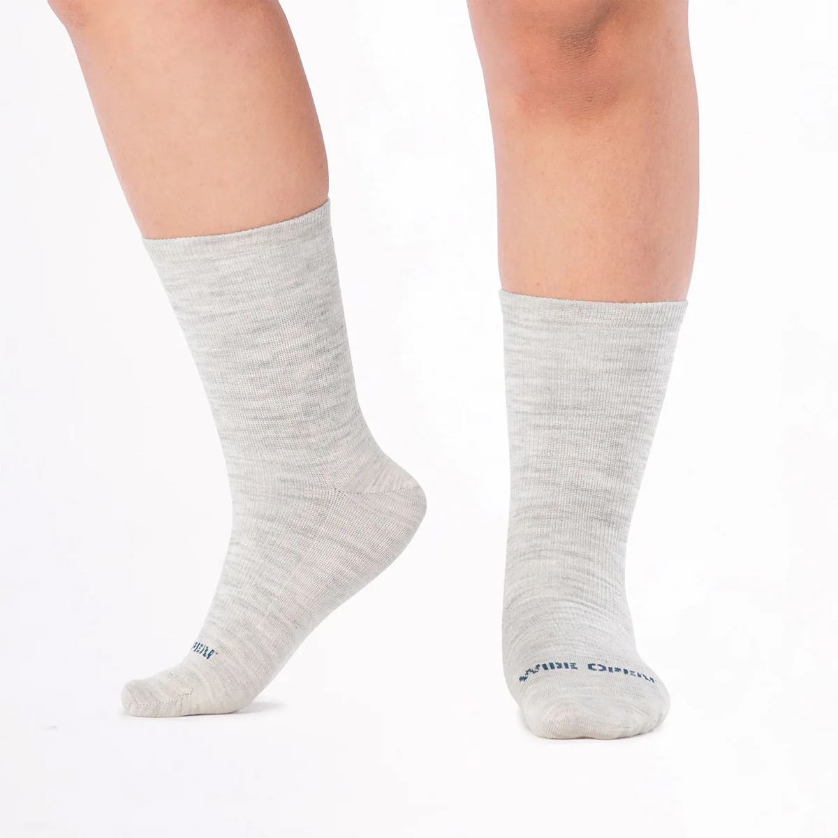 Women's Solid Basic Lightweight Crew Socks 9513 - Image 3