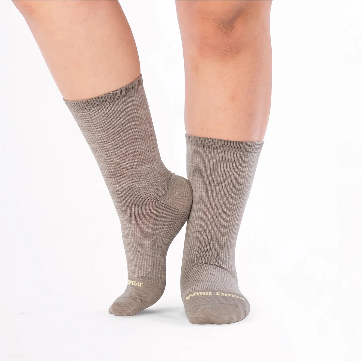 Women's Solid Basic Lightweight Crew Socks 9513 - Image 4
